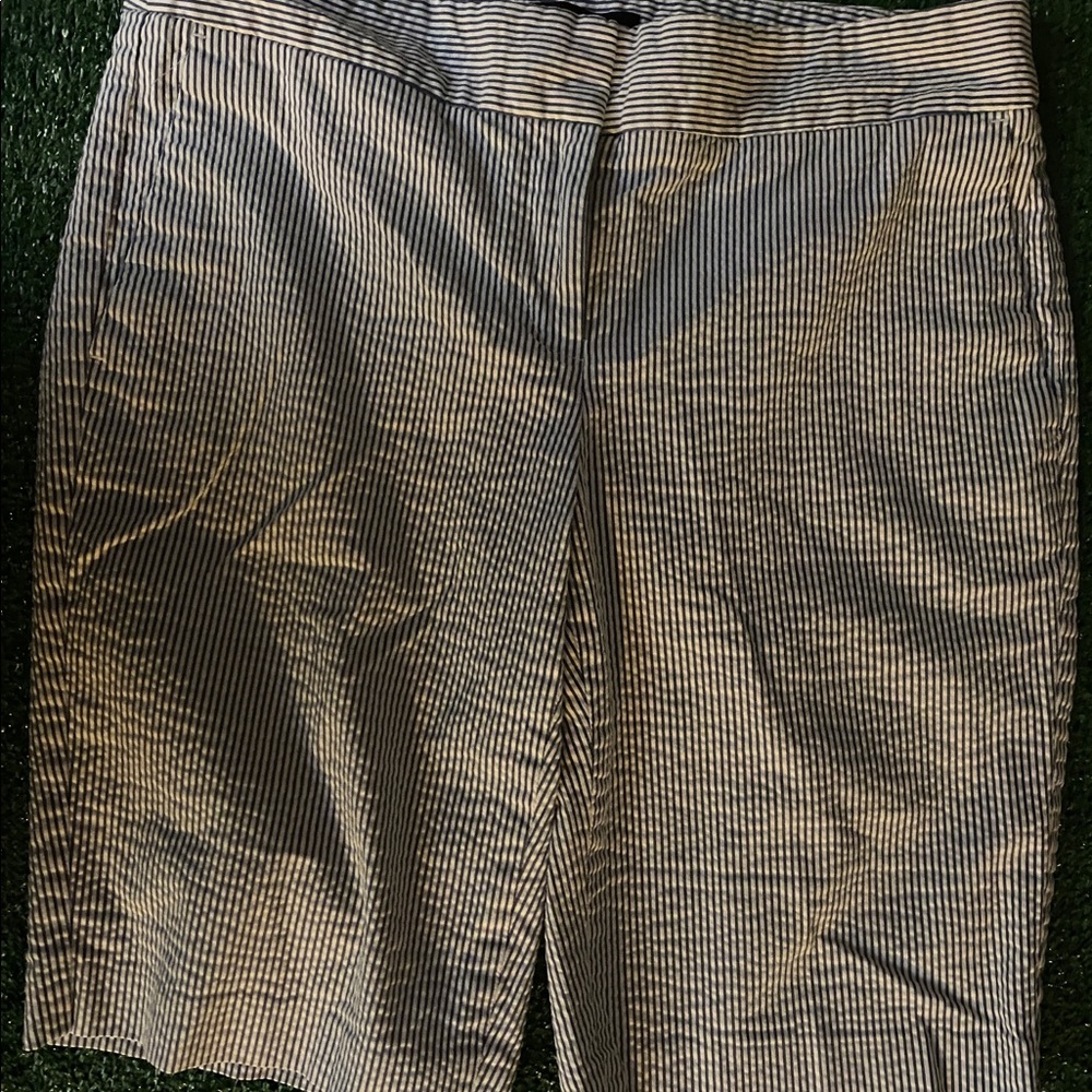 Ann Taylor Seersucker Bermudas  sz 6 NWOT